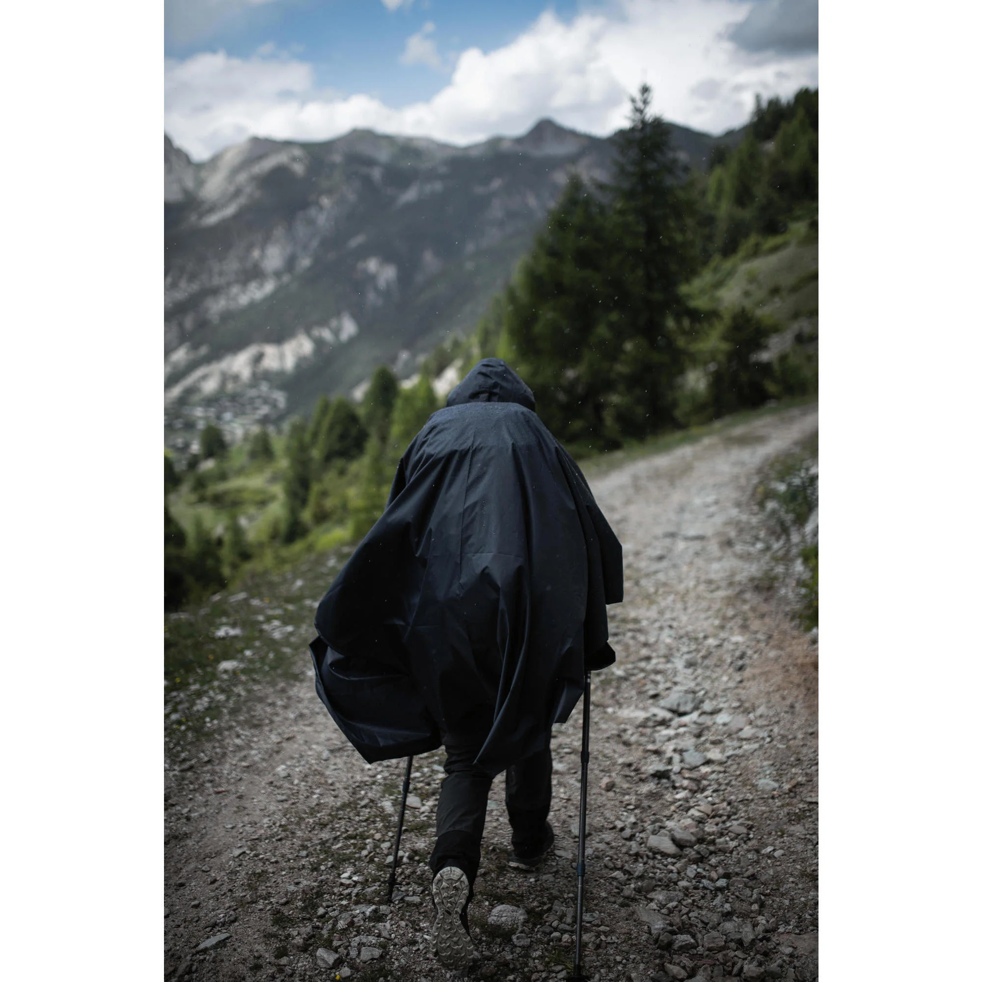 Forclaz MT100 Rain Poncho - 30 L - Image 11